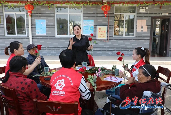寧化:社區(qū)志愿者與幸福院老人插花歡度“五一”