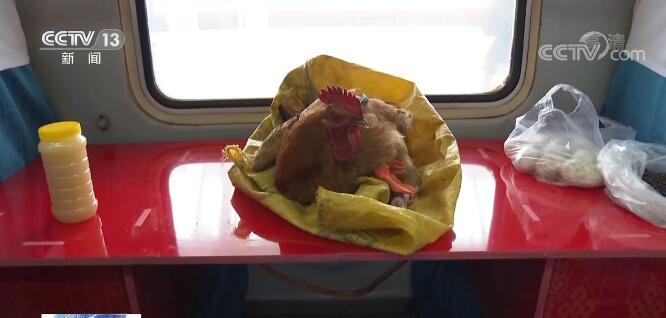 奮斗百年路 啟航新征程 | 慢火車上的“列車大集”助力鄉(xiāng)親們增收致富