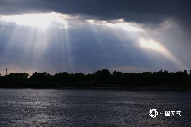視覺效果震撼！哈爾濱“流光瀑布”美出新高度