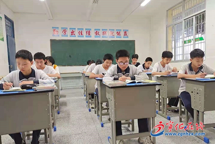 寧化三中愛(ài)心校友捐贈(zèng)課桌椅200套