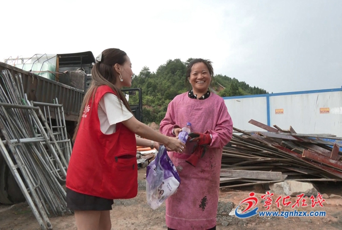 寧化:為鐵路一線建設(shè)者送“清涼”