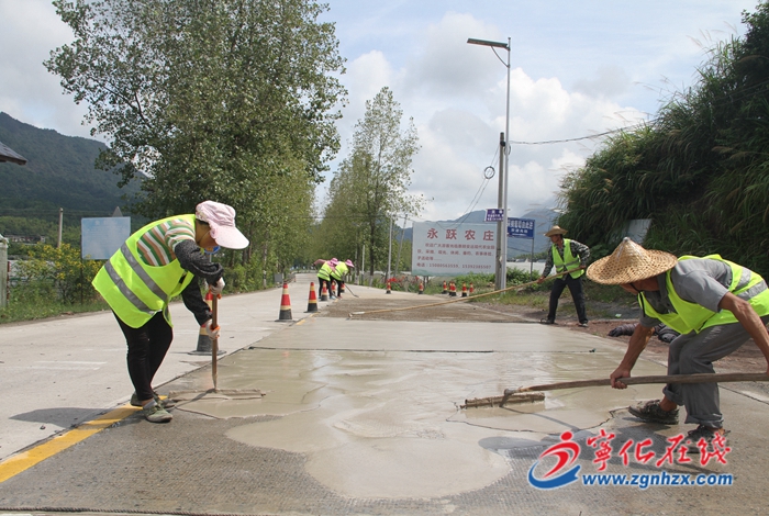 寧化:處置路面病害 方便群眾出行