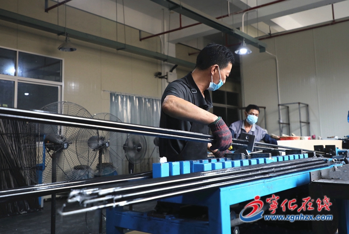 寧化:全力趕制滑雪桿海外訂單