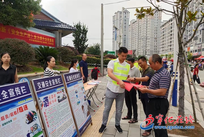 城南鎮(zhèn)開展校園交通安全勸導(dǎo)活動