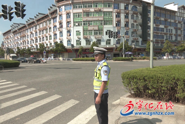 寧化:交警高溫堅守崗位 “汗”衛平安