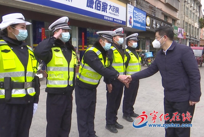 縣領(lǐng)導(dǎo)慰問堅(jiān)守崗位一線干部職工