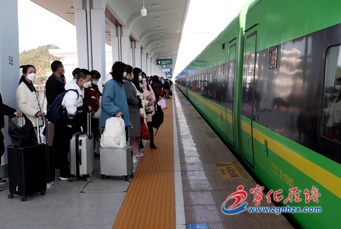 寧化火車站迎來返程客流高峰