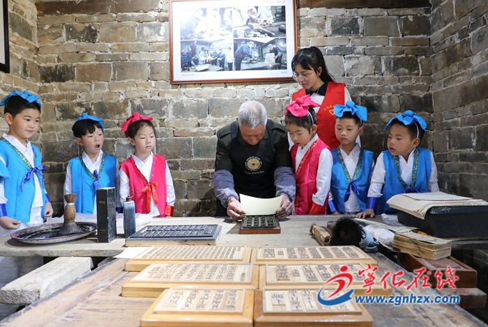 寧化：萌娃體驗木活字印刷術
