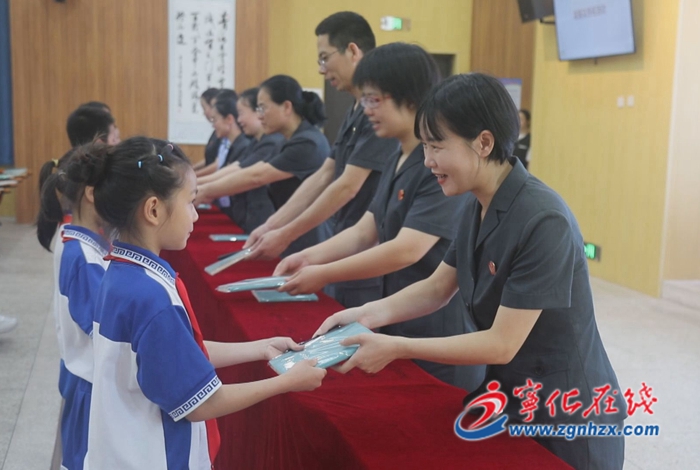 寧化法院開展“與法‘童’行 守護(hù)‘未’來(lái)”普法宣傳活動(dòng)