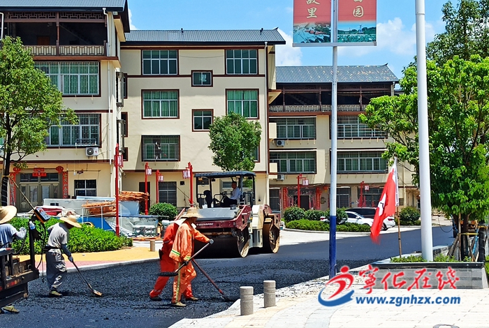 寧化縣淮土鎮(zhèn):鄉(xiāng)村道路“白改黑” 鎮(zhèn)域顏值再升級