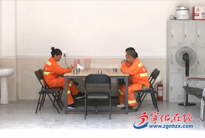 寧化:盛夏愛心行動伴環(huán)衛(wèi) 守護高溫下的勞動者