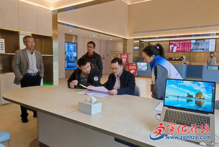 縣領導入戶檢查第五次全國經濟普查登記工作