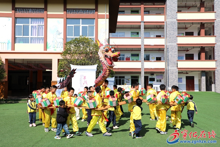 寧化:萌娃體驗曹坊板凳龍