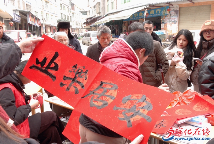 新春走基層|迎新春送春聯，濃濃“年味”暖人心