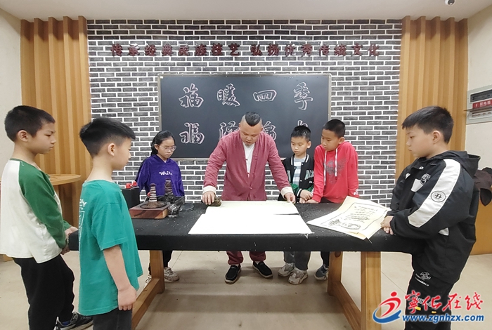 寧化校外活動(dòng)中心學(xué)生體驗(yàn)?zāi)净钭钟∷⑿g(shù)