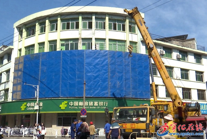 寧化縣城市管理局:拆窗破網 打通消防“生命通道”