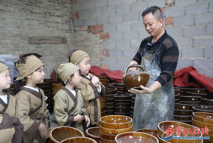 寧化:萌娃體驗陶器制作工藝