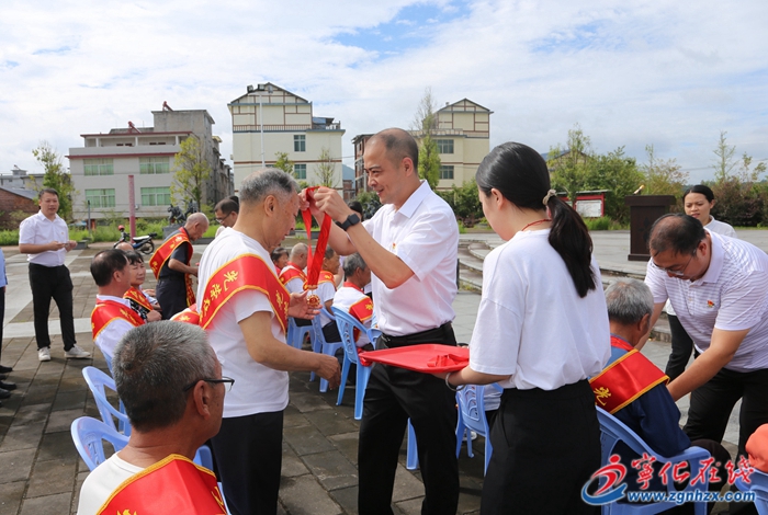 石壁鎮(zhèn)舉行“光榮在黨50年”紀(jì)念章頒發(fā)儀式
