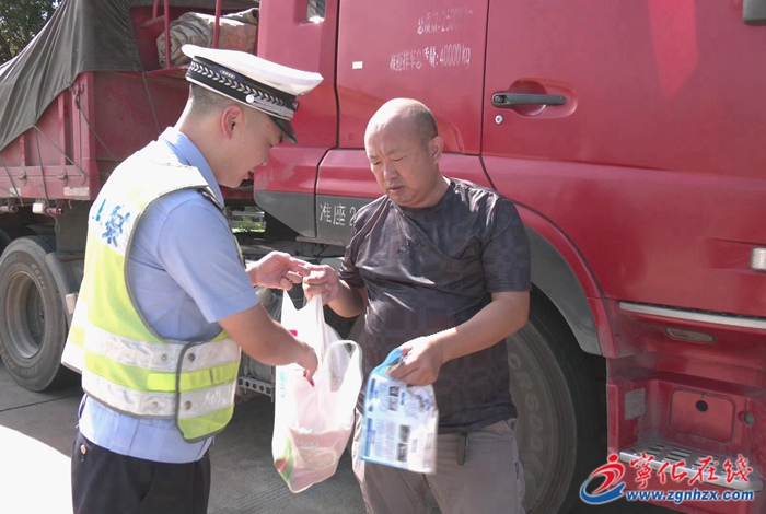 三明高速交警支隊五大隊開展“酷暑守護，贈送清涼”活動