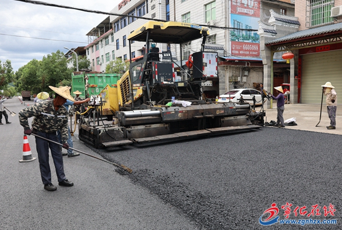 安樂鎮:“白改黑”工程鋪就鄉村“幸福路”