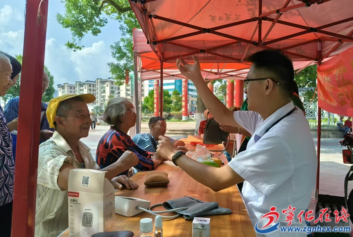 縣總工會開展關(guān)愛職工送健康愛心義診活動