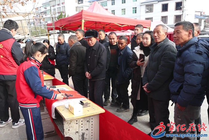 曹坊鎮(zhèn)開展“賞年畫過大年”義寫春聯(lián)送祝福活動