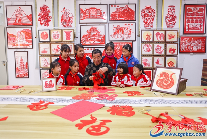 寧化縣:傳承客家剪紙藝術,共剪蛇形福字