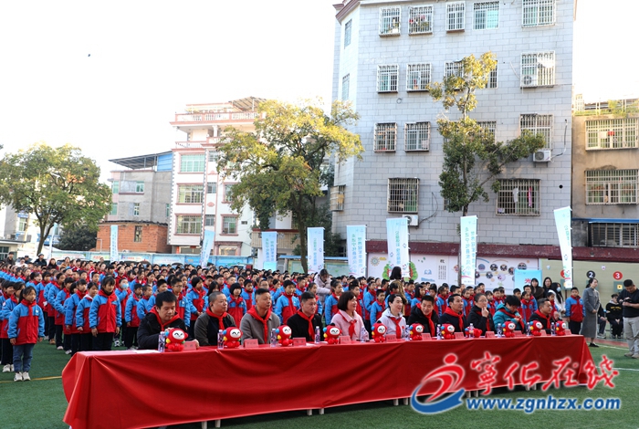 福建省體彩中心向東風小學捐贈50萬元體育器材