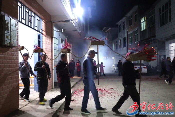 網絡中國節·春節 |?河龍鄉高陽村：舞動稻草龍  祈愿新年平安