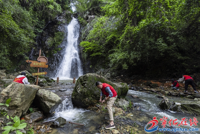 安樂鎮(zhèn)開展碗窯瀑布環(huán)境整治 為“五一”打造舒心游覽體驗(yàn)