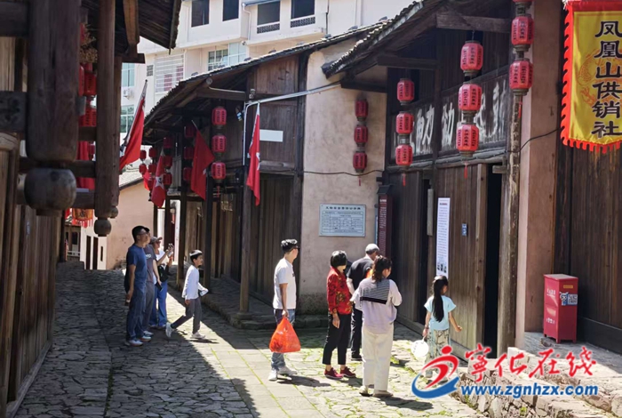 五一假期旅游熱 紅色景區煥新機