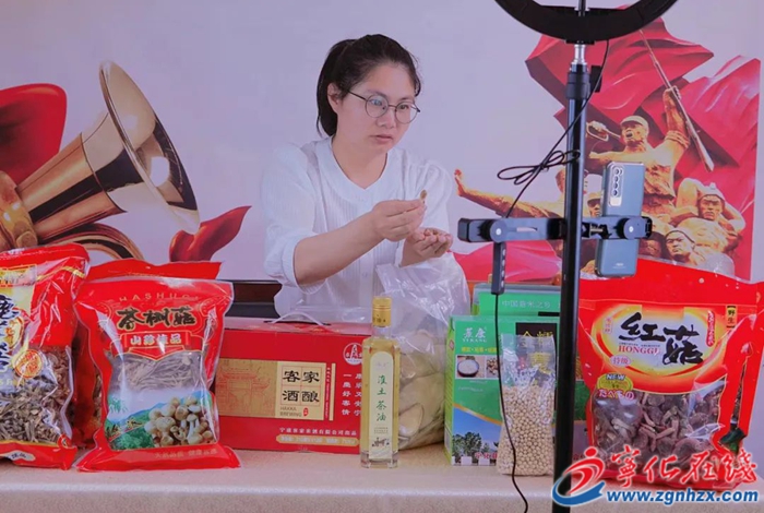 “巾幗新農(nóng)人”變身“鄉(xiāng)村女主播”