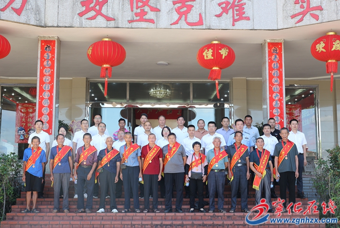 石壁鎮舉行“光榮在黨50年”紀念章頒發儀式