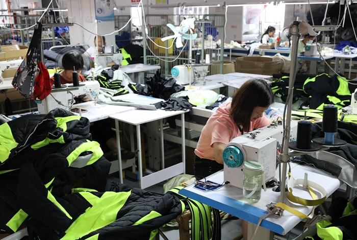 寧化:產(chǎn)銷兩旺!拓普斯外貿(mào)訂單生產(chǎn)忙