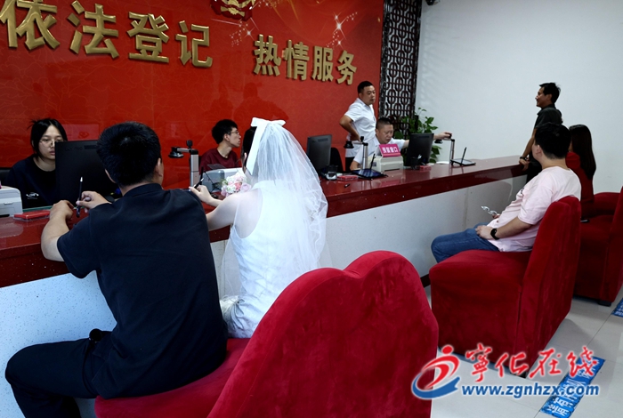 寧化：七夕佳節(jié)愛意濃 新人領(lǐng)證定格幸福