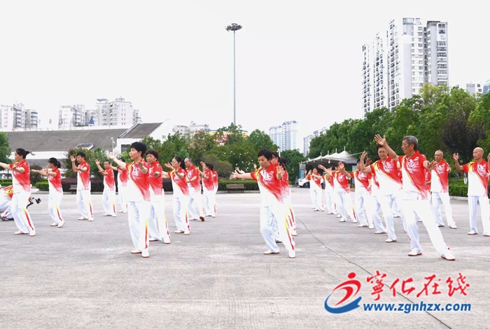 紅土地上的太極健身：練上半天 渾身帶勁