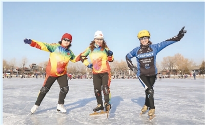 相約什剎海 老少齊戲冰