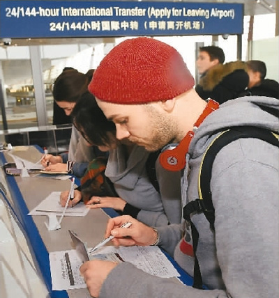 外國游客點贊中國：快捷交通很炫酷 手機支付很方便