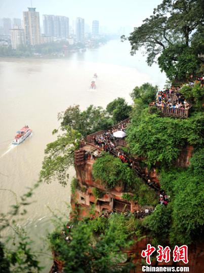 樂山大佛體檢 游客不能到佛腳參觀 可在佛頭區域現場視頻寄語