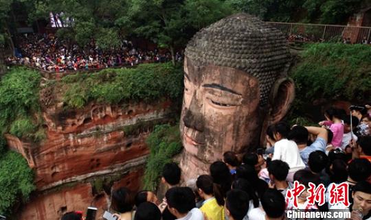 游客只能在大佛兩側觀賞。　劉忠俊 攝