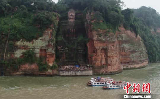 游客可乘坐游船觀賞大佛。　劉忠俊 攝