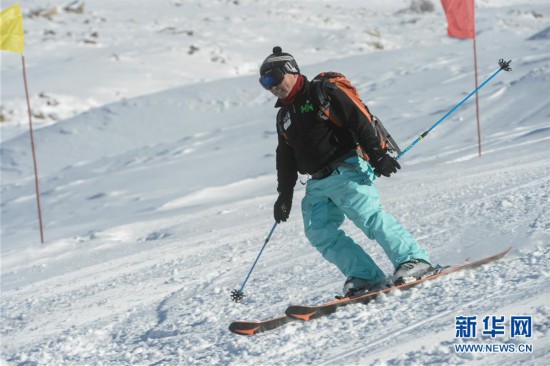 新疆千米落差滑雪場(chǎng)迎來首滑