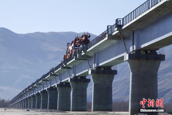 拉林鐵路最長(zhǎng)橋梁正式鋪軌