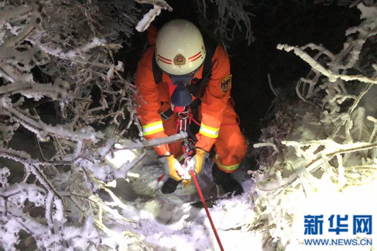 驢友登廬山賞雪被困懸崖 消防員9小時成功營救