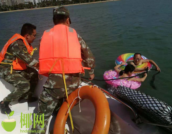 事發(fā)三亞!兩名游客套著泳圈下海游泳 結果被海浪越卷越遠