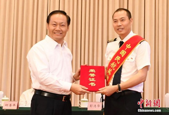 川航3U8633航班機(jī)組被授予“中國(guó)民航英雄機(jī)組”稱號(hào)