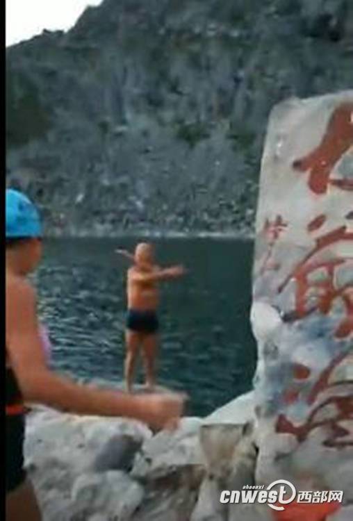 驢友太白山野泳 “挑戰大爺海，我們悄悄的游”