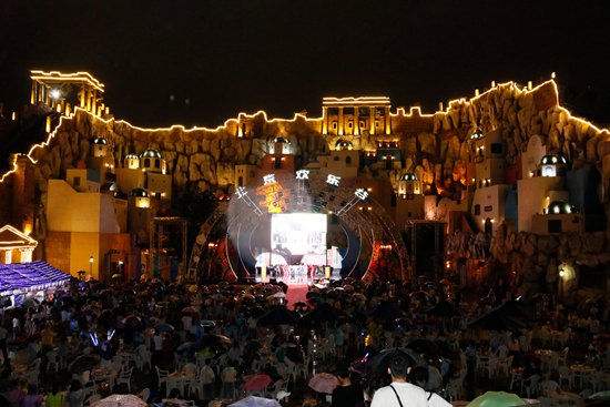 北京歡樂谷狂歡節啟幕 游戲迷可現場體驗“真人吃雞”