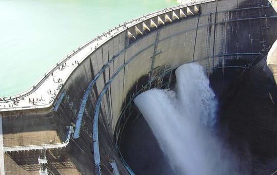 日本富山著名景點黑部大壩開始放水進入夏季旅游旺季