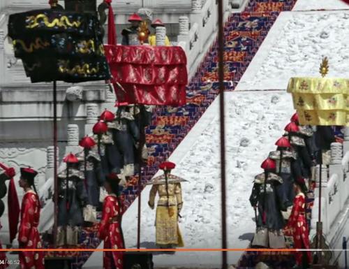 乾隆登極大典如攀巖、走指壓板？故宮澄清：有人抬